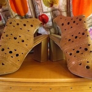 CL by Laundry Brown peep toe laser cut sandals with stacked heel size 8.5